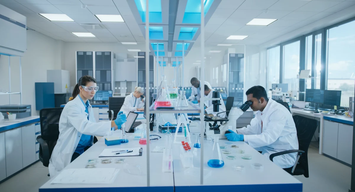 modern-medical-research-laboratory-diverse-team-scientists-working-using-microscope-analysing-biochemicals-samples-scientific-lab-medicine-microbiology-development-advanced-equipment
